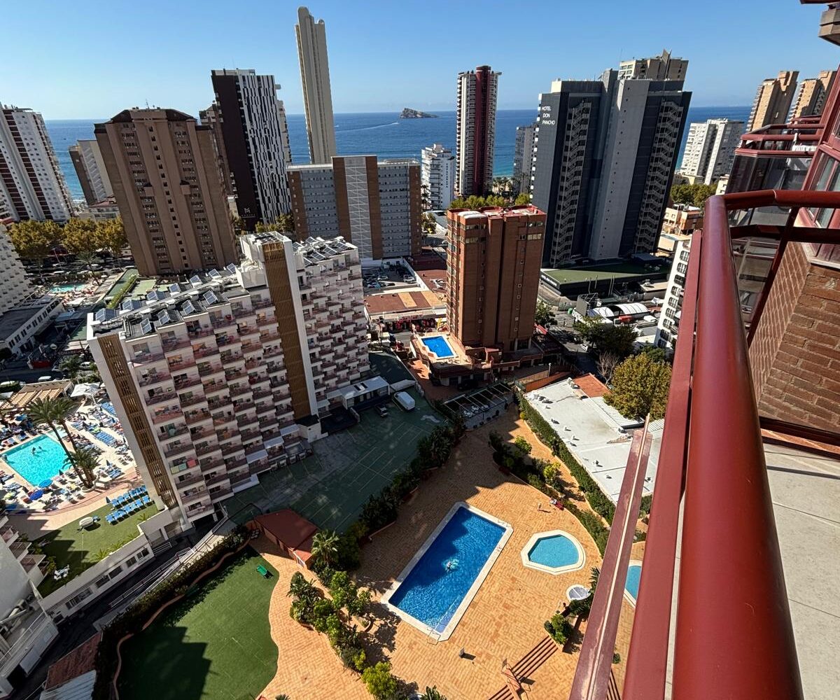 Se alquila hermoso apartamento de larga temporada en una de las mejores zonas de Benidorm.